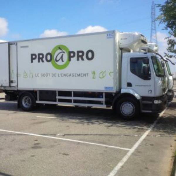 Nettoyage d'un camion frigorifique dans les Bouches du Rhône à Arles