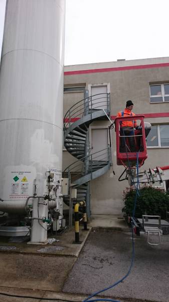Nettoyage exterieur d'une cuve verticale a Salon-de-Provence