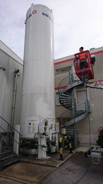Nettoyage exterieur d'une cuve verticale a Salon-de-Provence