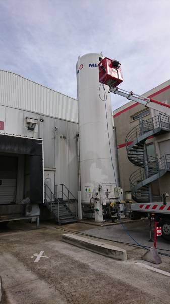 Nettoyage exterieur d'une cuve verticale a Salon-de-Provence