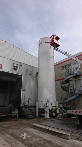 Nettoyage exterieur d'une cuve verticale a Salon-de-Provence