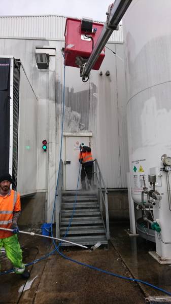 Nettoyage exterieur d'une cuve verticale a Salon-de-Provence