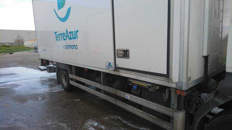 Nettoyage extérieur d'un camion frigorifique sur Aix-en-Provence