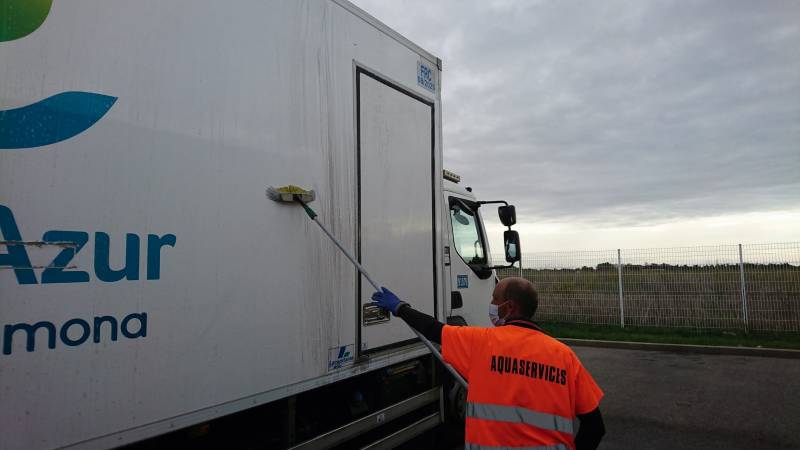 Nettoyage extérieur d'un camion frigorifique sur Aix-en-Provence