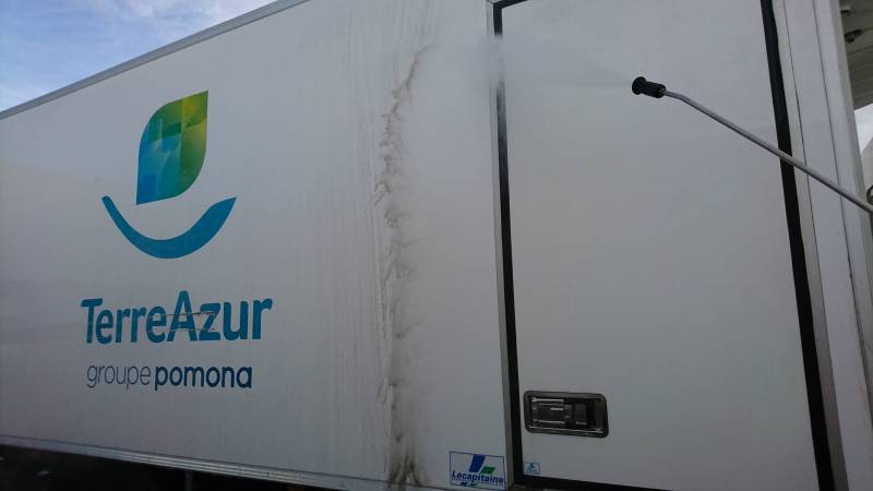 Nettoyage extérieur d'un camion frigorifique sur Aix-en-Provence