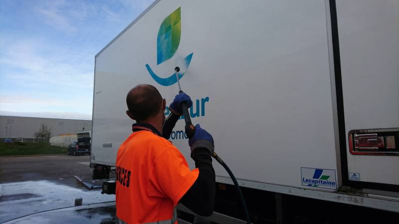Nettoyage extérieur d'un camion frigorifique sur Aix-en-Provence